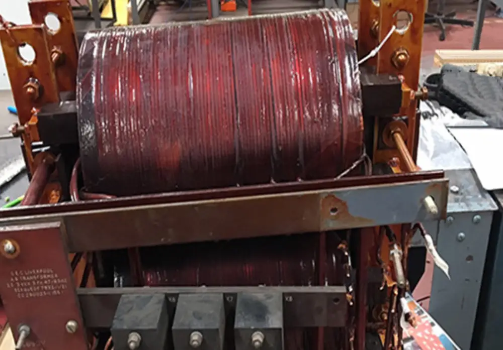 Transformateur pour radar Transformateur pour radar avant intervention de réparation par SECURELEC SOCEM dans le cadre d'une intervention militaire